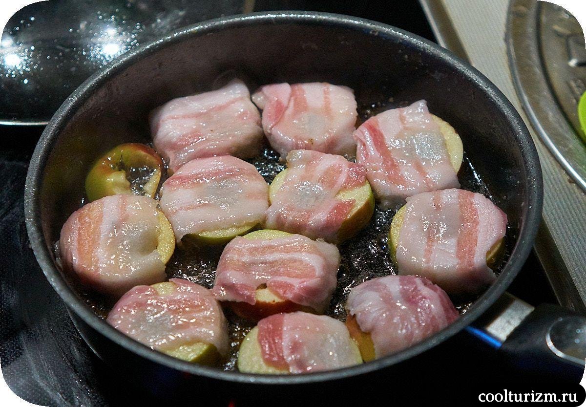Яблоки с беконом жареные на сковороде