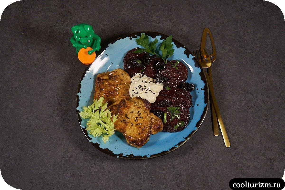 Вкусный эскалоп со свеклой и черносливом на сковороде