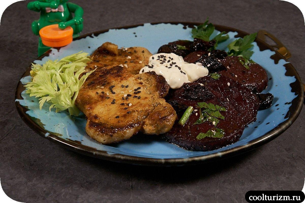 Вкусный эскалоп со свеклой и черносливом на гарнир