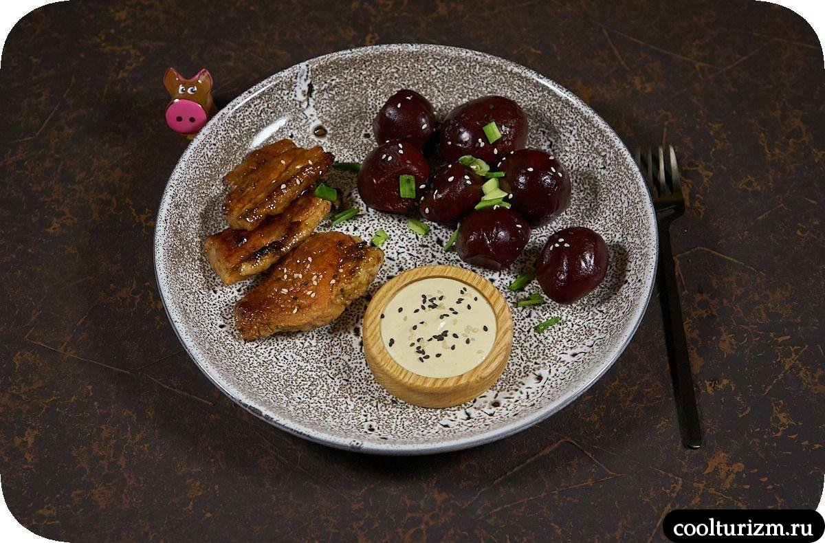 Жареное мясо со свеклой