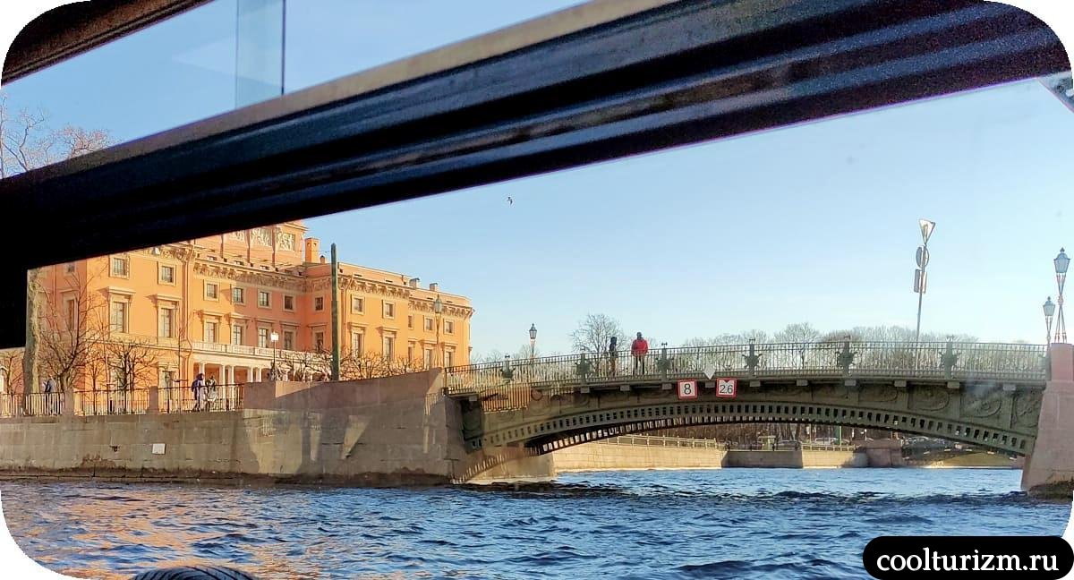 Памятник Чижику-Пыжику в Санкт-Петербурге вид с Фнотанки
