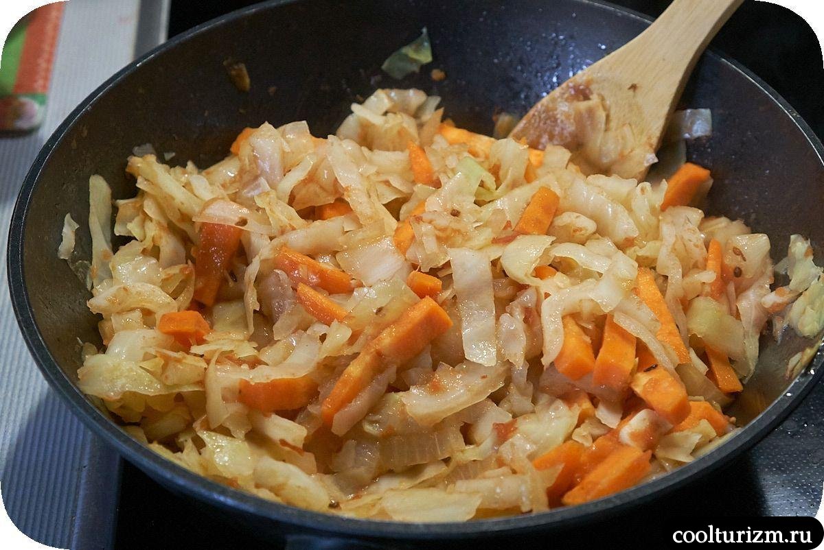 Тушеная капуста со скумбрией и овощами