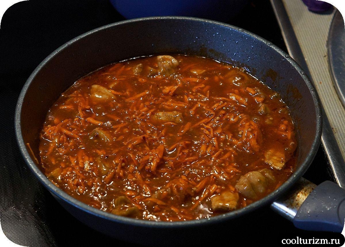 Рецепт тушеной капусты с мясом с морковью