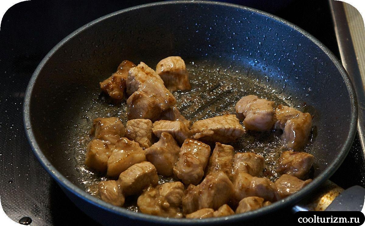 Рецепт тушеной капусты с мясом жареным