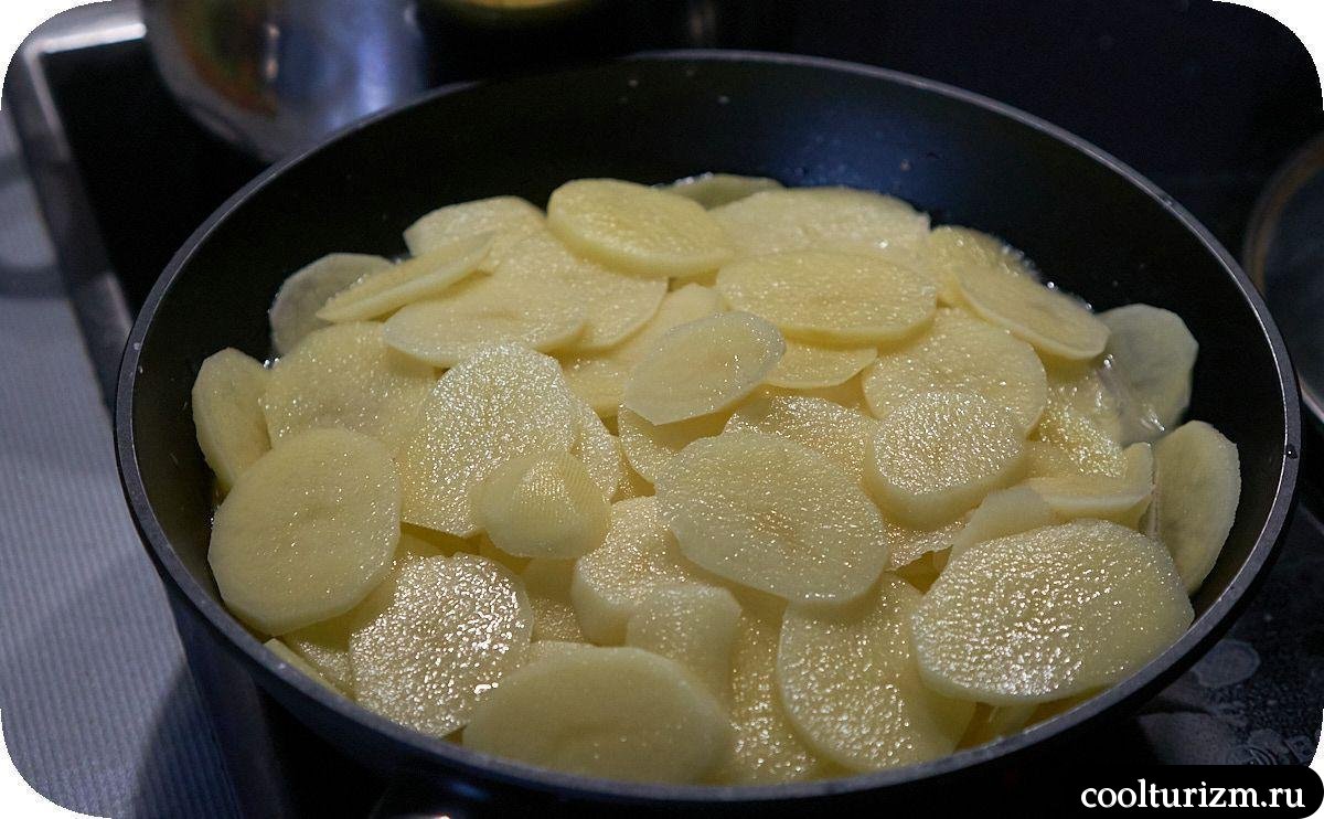Филе трески с картошкой и яйцами на сковороде