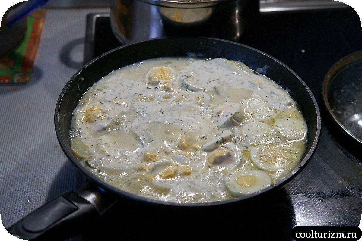 Филе трески с картошкой и яйцами в сметанном соусе