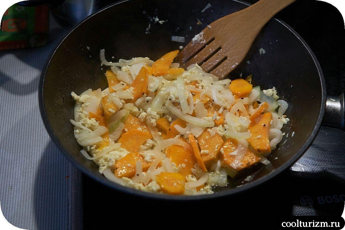 жарка моркови с луком и яйцами