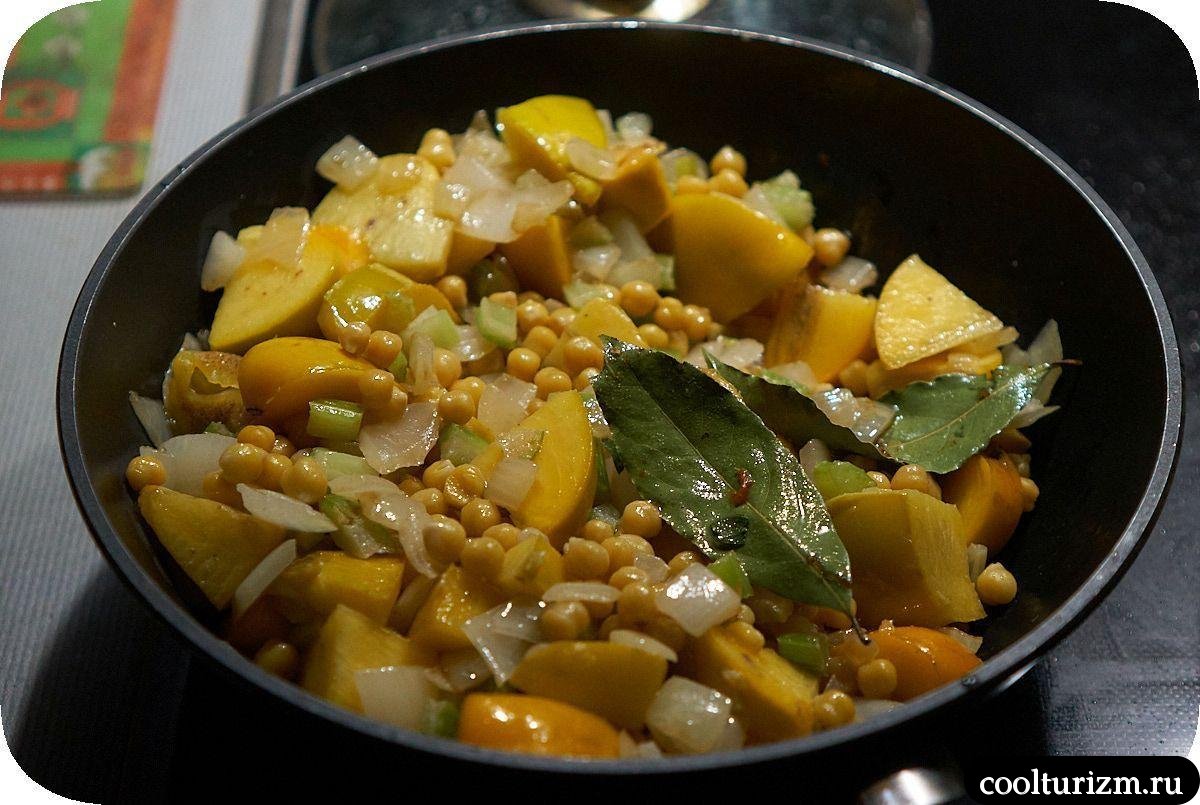 Нут с мясом и хурмой в воке