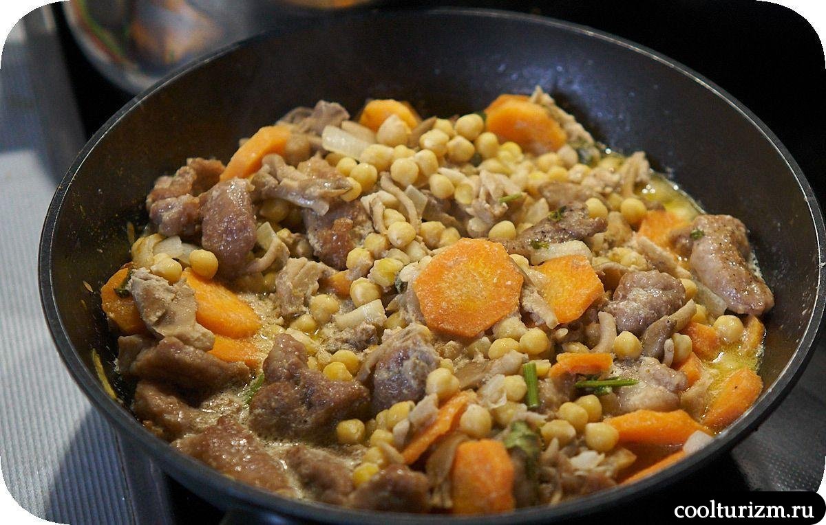 Мясо с нутом и вешенками в сливках