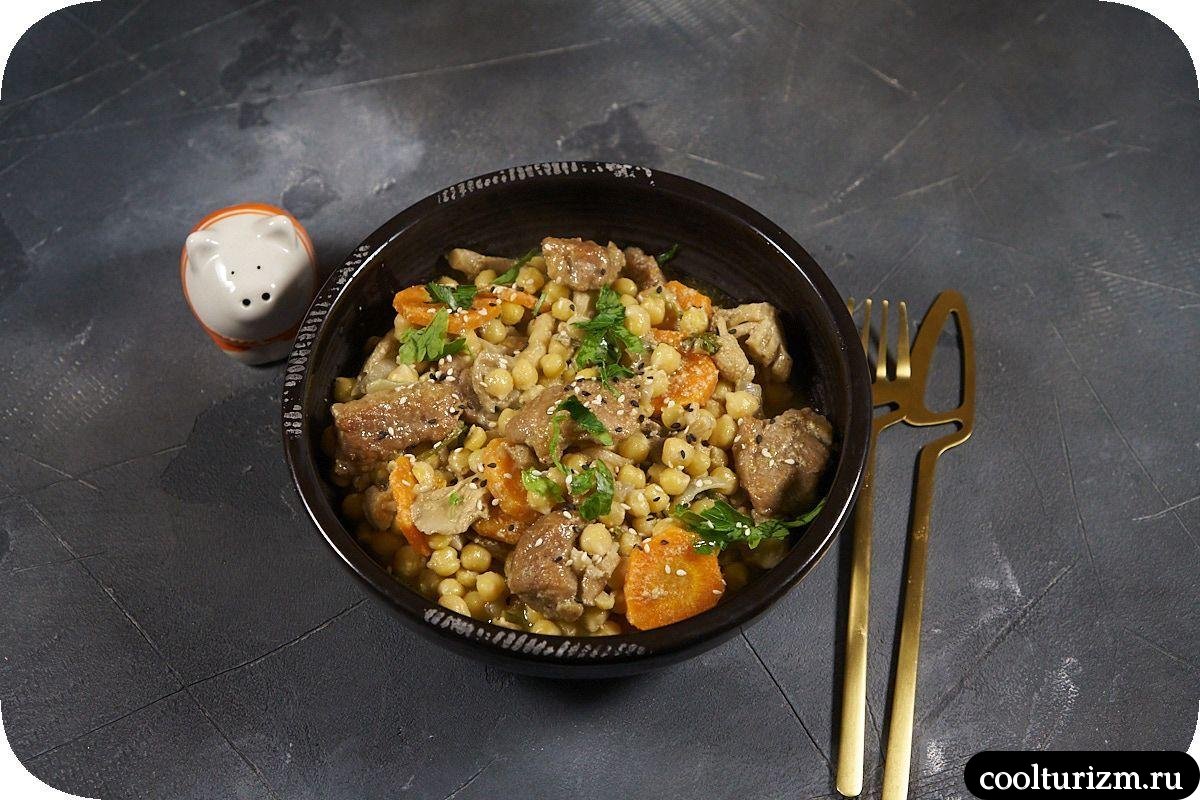 Мясо с нутом и вешенками