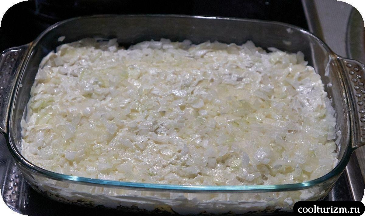 слой картофеля и лука