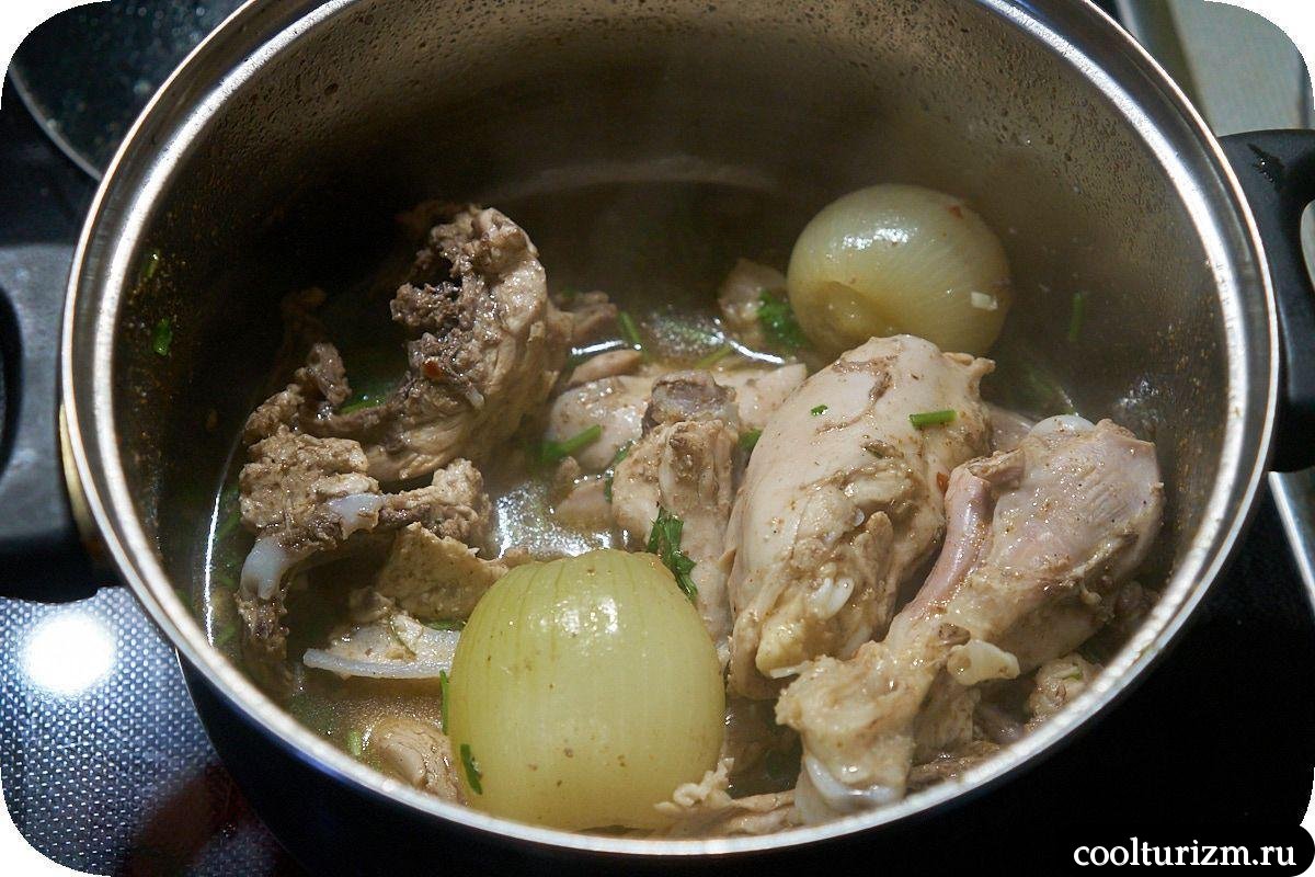 Курица вареная по-абхазски с бульоном