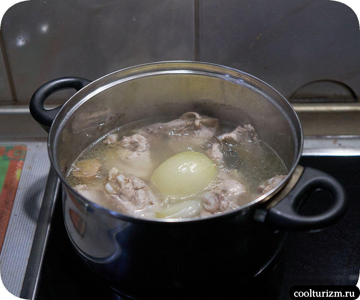Курица вареная по-абхазски в кастрюле