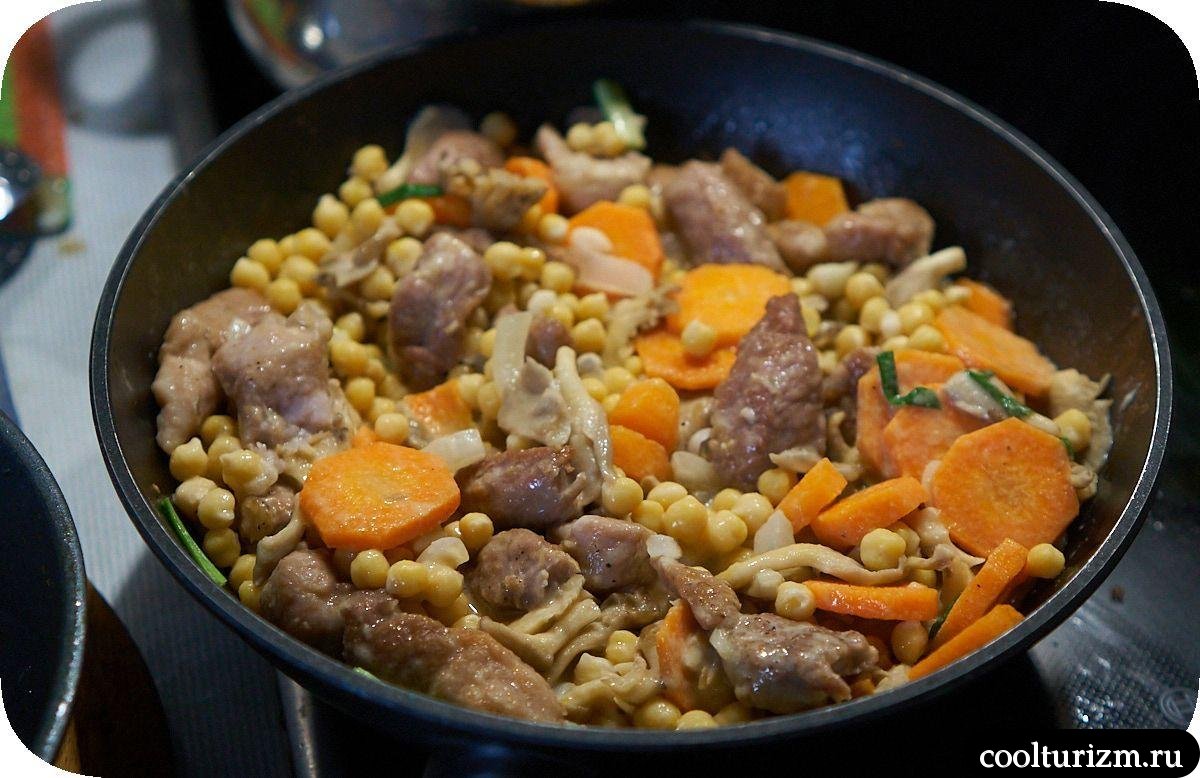 Мясо с нутом и вешенками на сковороде