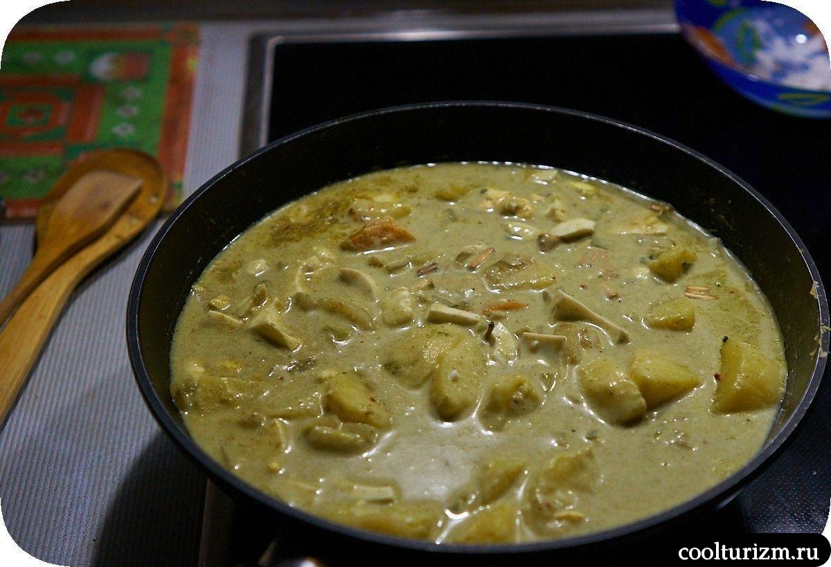 Зелёный карри с картофелем и яйцами на кокосовом молоке