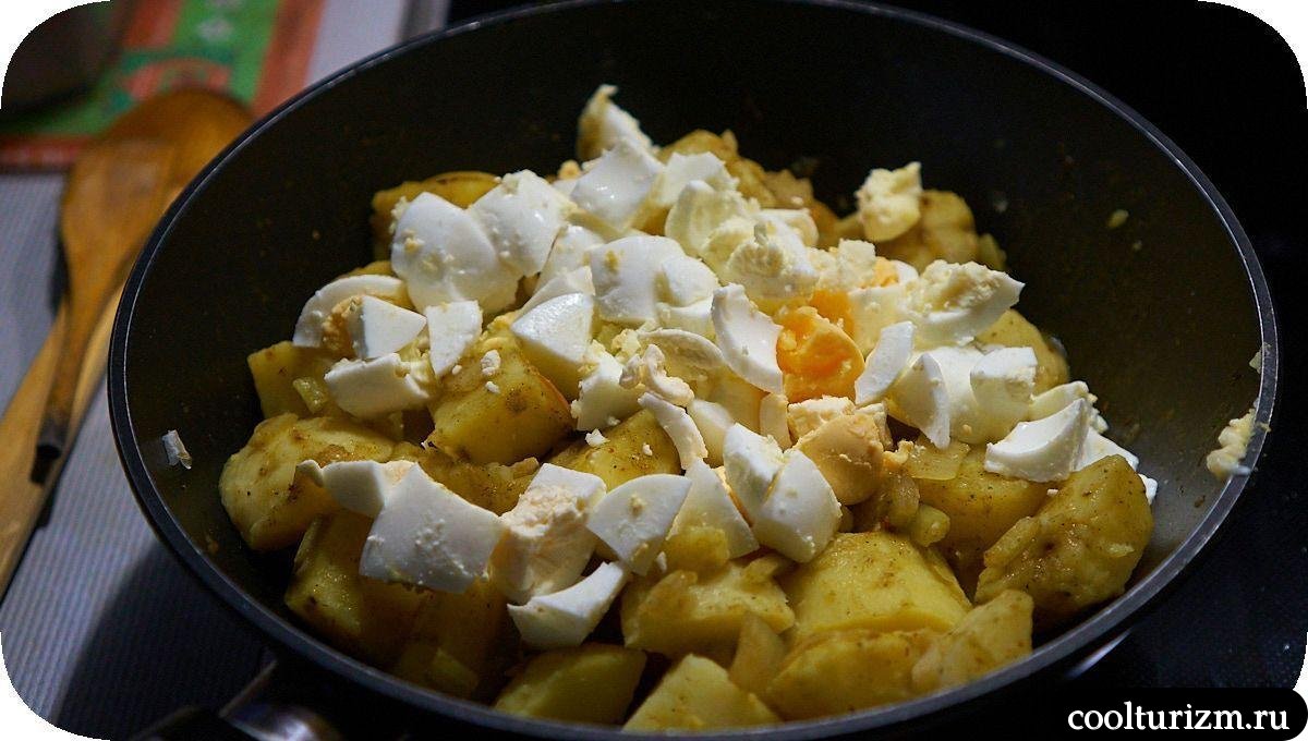 Зелёный карри с картофелем и яйцами с кокосовым молоком