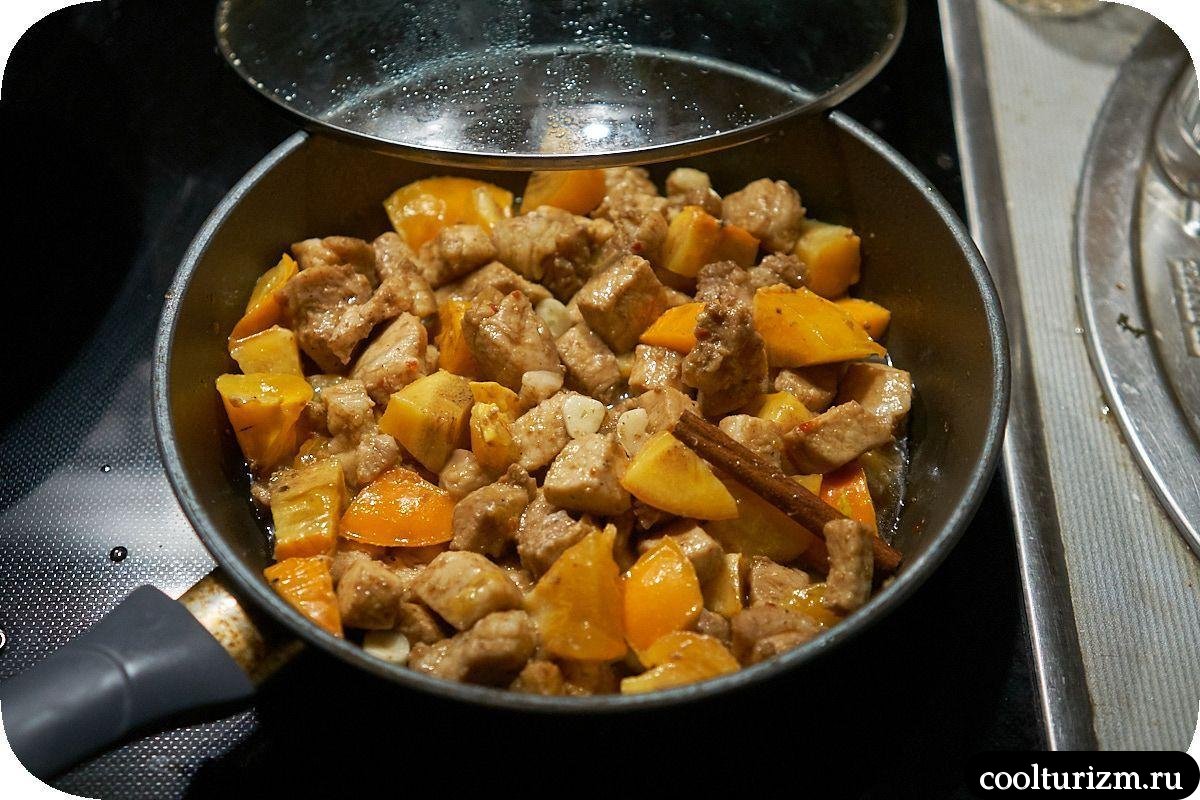 жарка мяса и хурмы