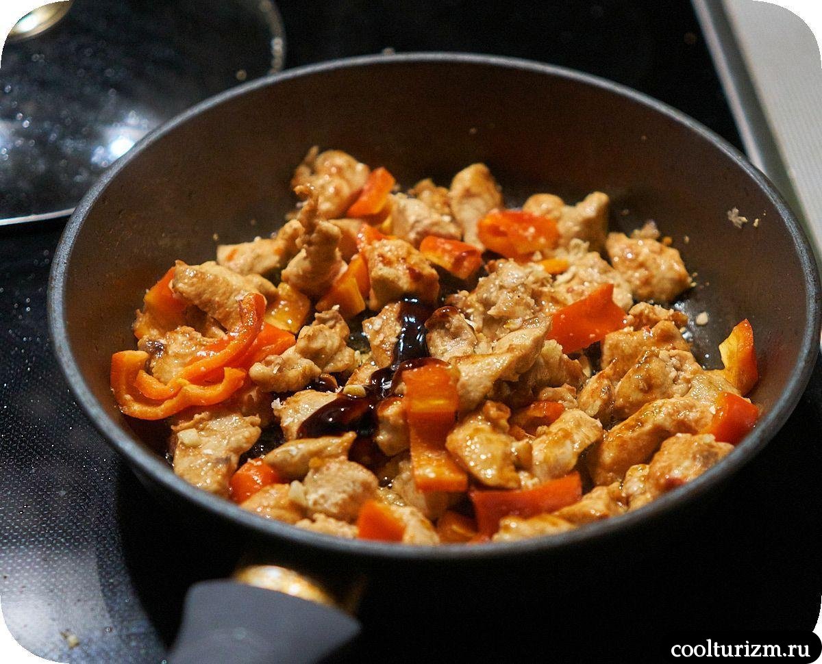 Птитим с мясом и болгарским перцем на сковороде