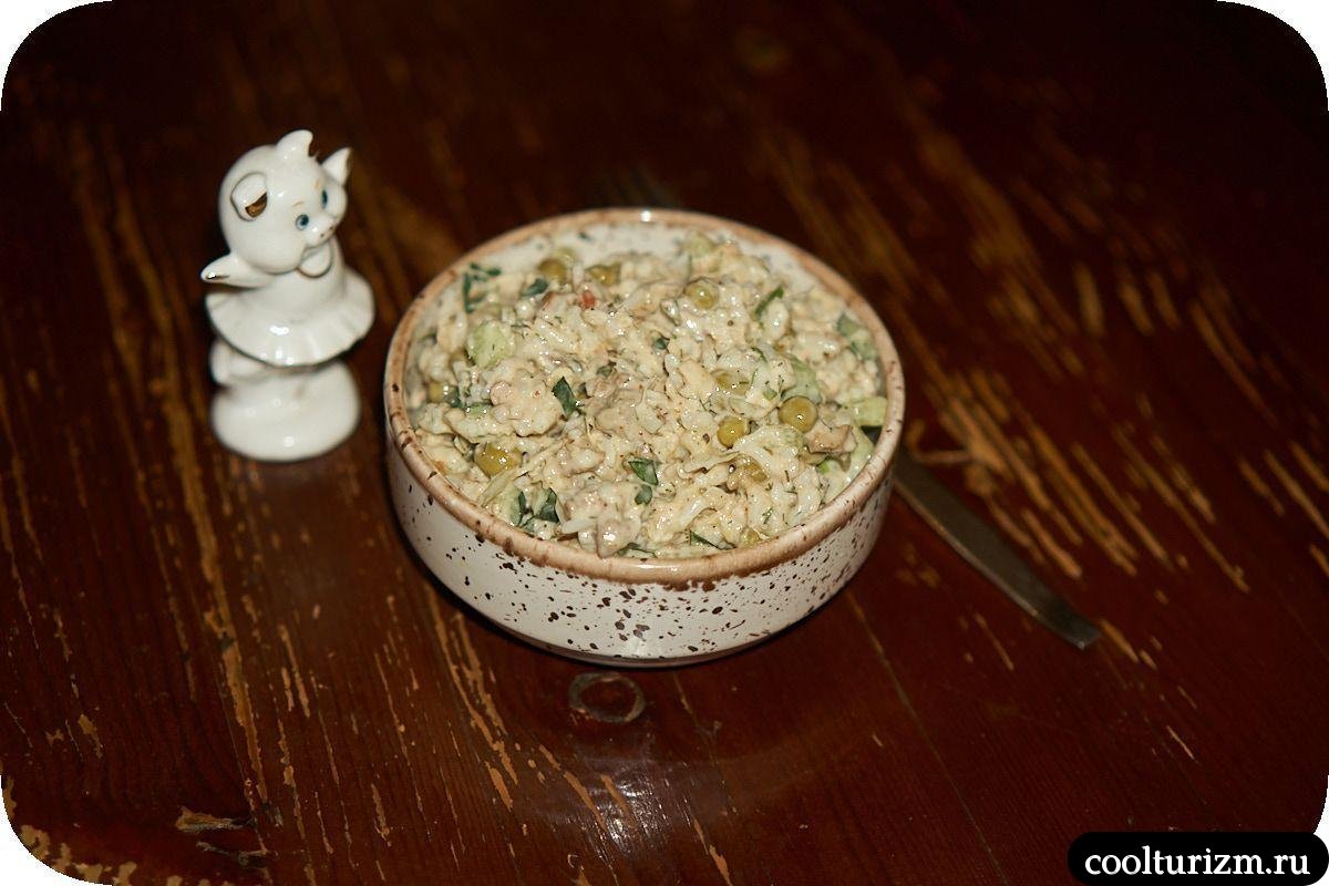 Рисовый салат с вареной треской и печенью пикши