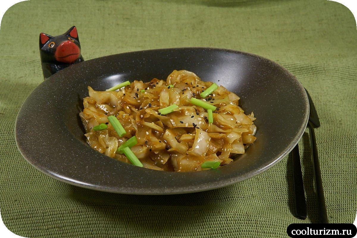 Жарено тушеная капуста с луком с устричным соусом