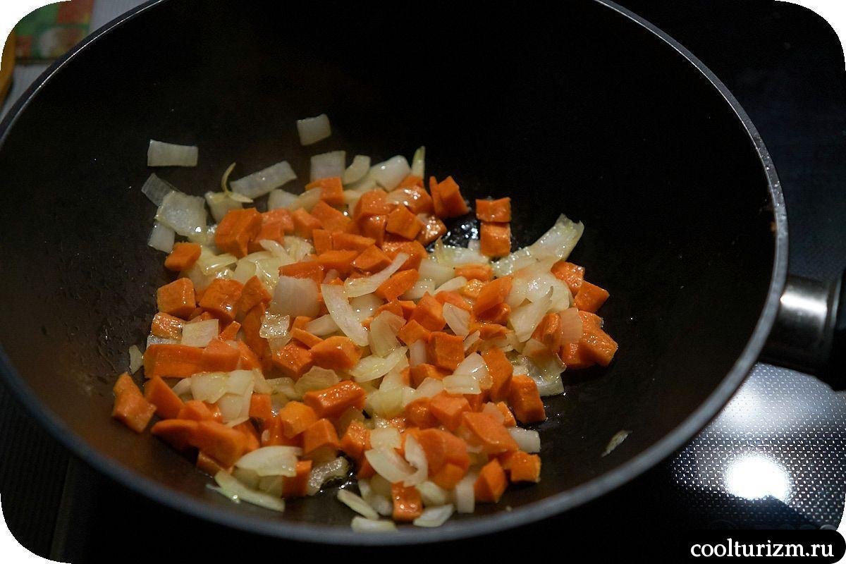 жарка моркови с репчатым луком на сковороде