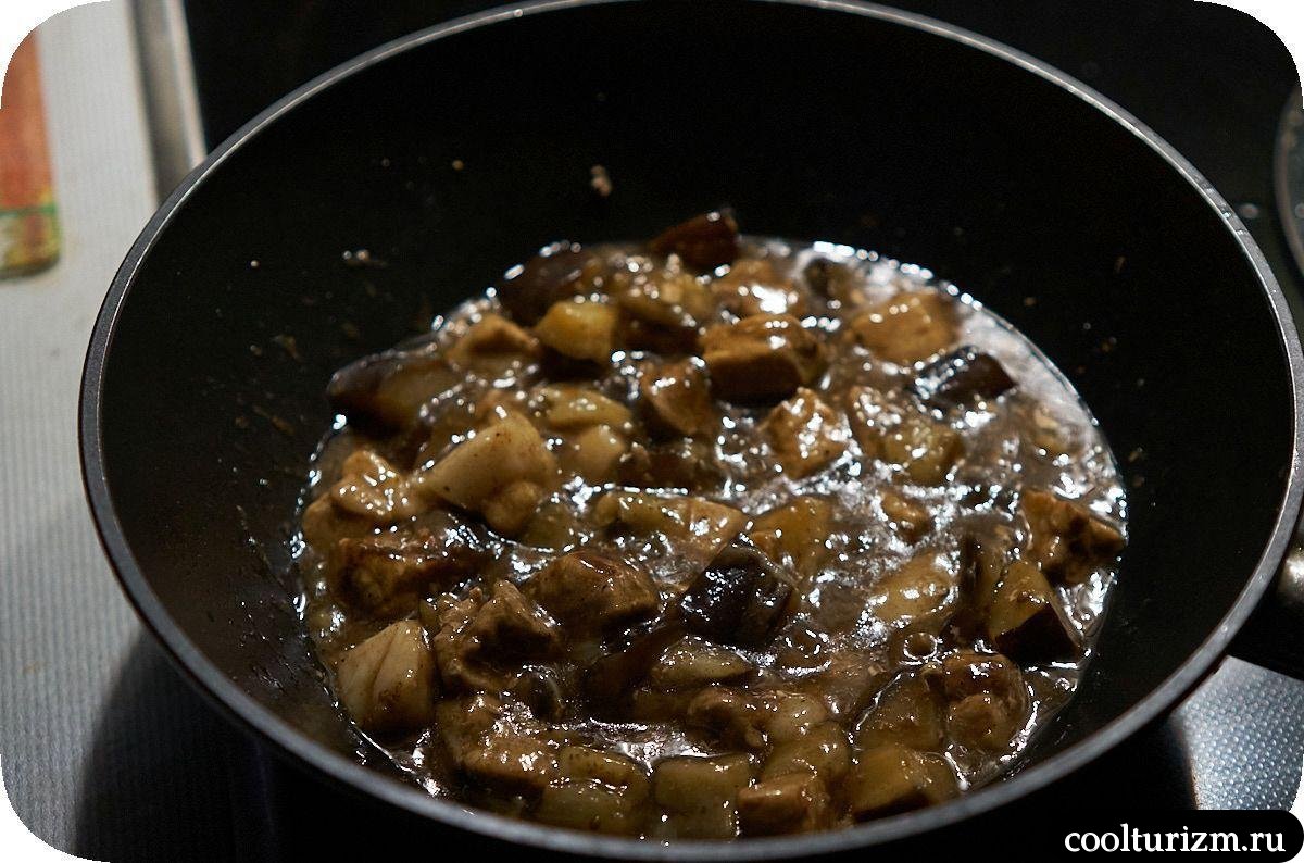 Баклажаны и мясо на сковороде с крахмалом