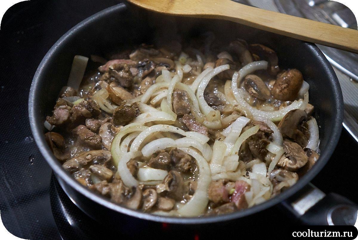 жарка мяса, лука и грибов