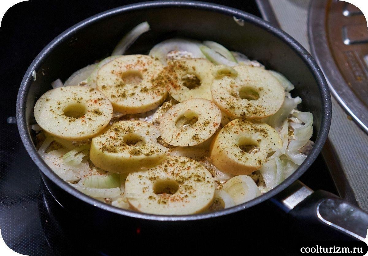 Мясо в майонезе на сковороде с яблоками