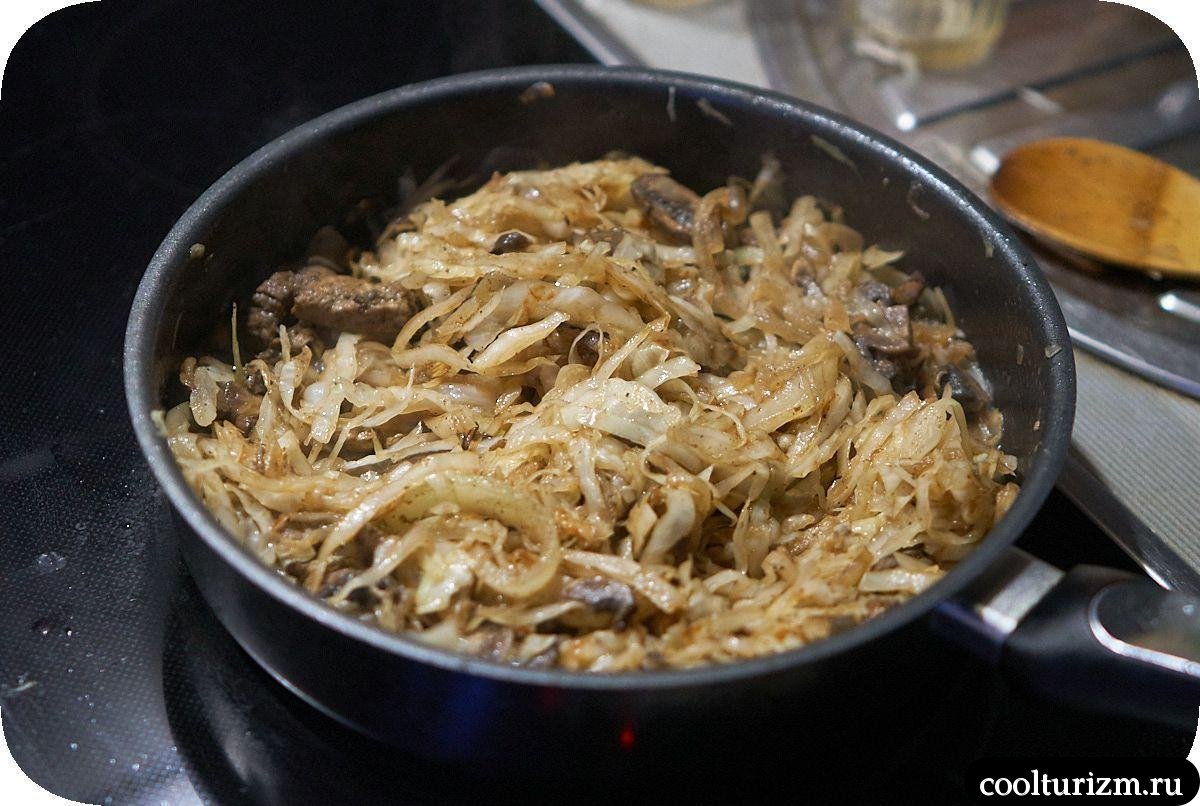Жареная капуста с шампиньонами и мясом рецепт