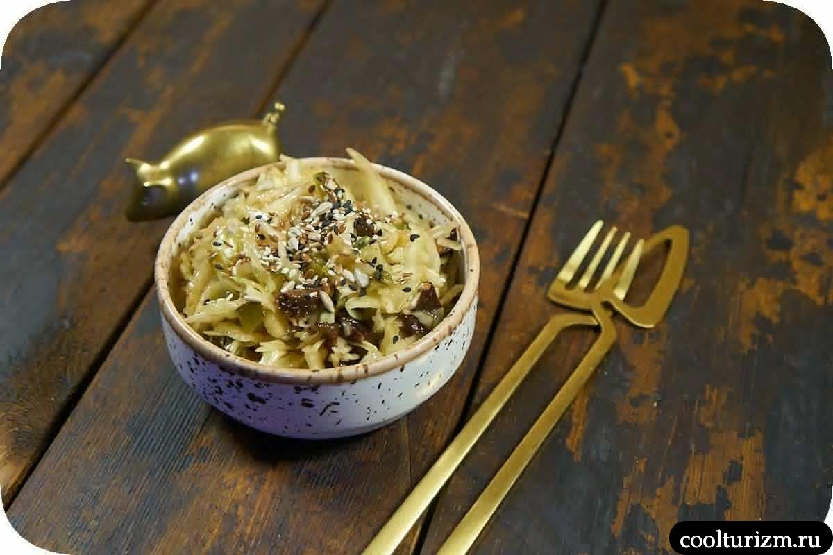 Салат с капустой и солёным огурцом