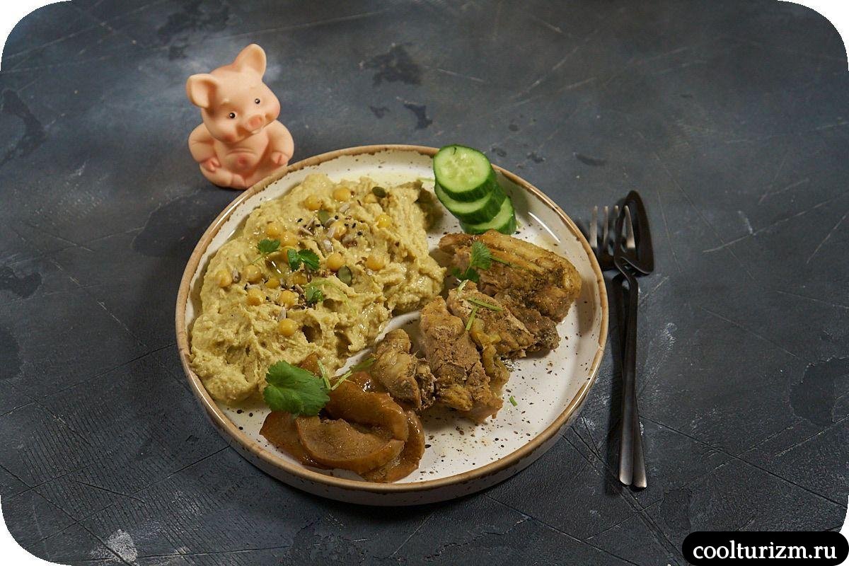 Лопатка с яблоками в духовке рецепт с хмуусом