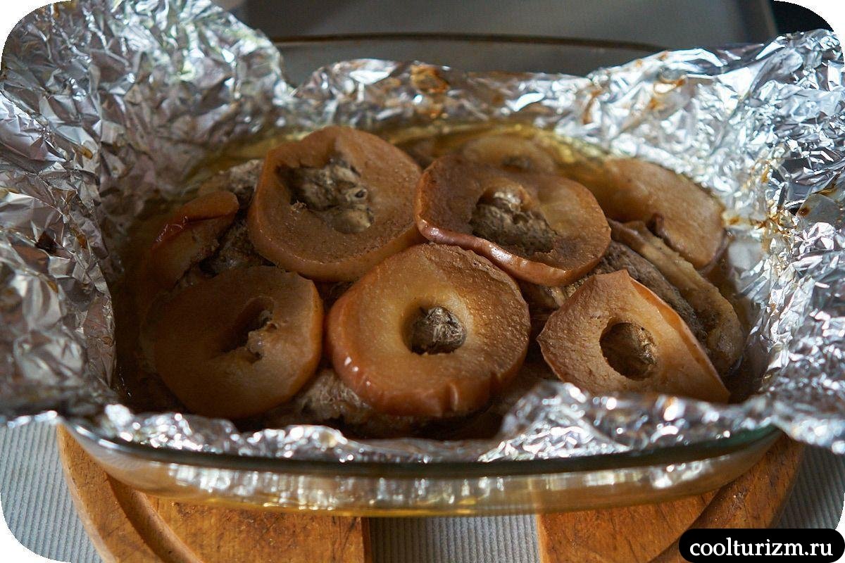 Лопатка с яблоками в духовке рецепт
