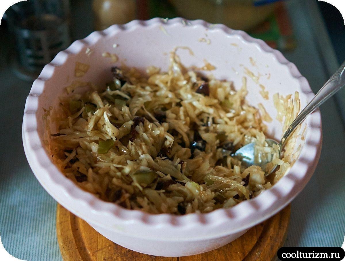 Салат с капустой,черносливом и солёным огурцом