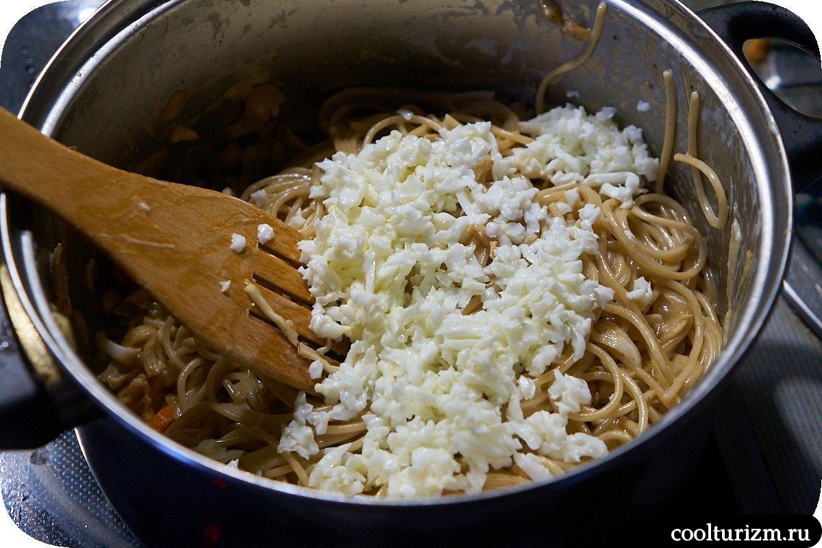Паста с плавленым сыром и яйцами