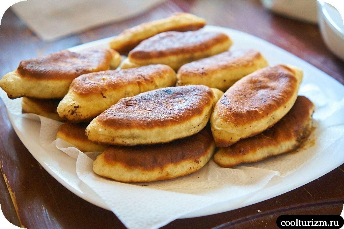 Жареные пирожки на сковороде с изюмом