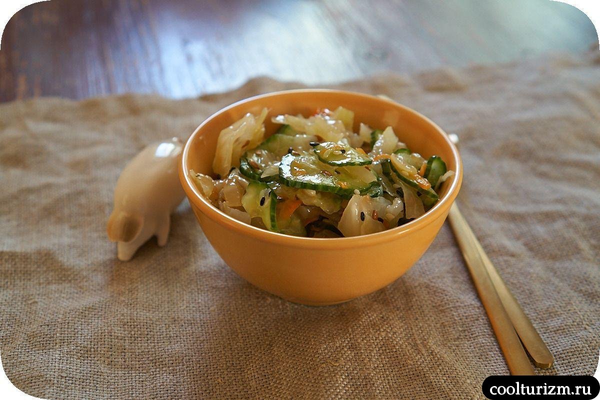 Салат с квашеной капустой и свежим огурцом