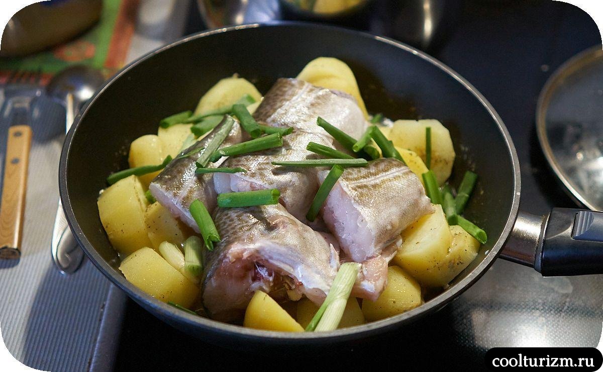 Треска паровая с картошкой на сковороде
