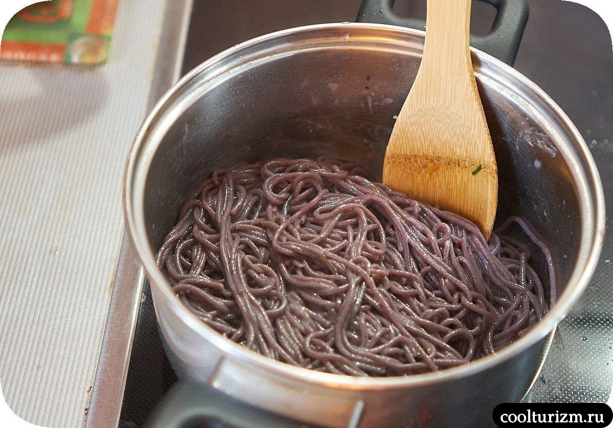 вареная черная лапша