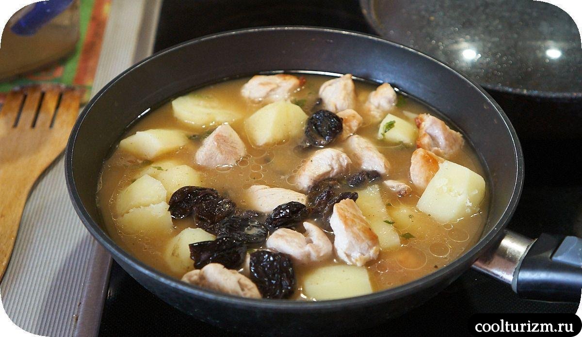Картошка с грудкой индейки на сковороде