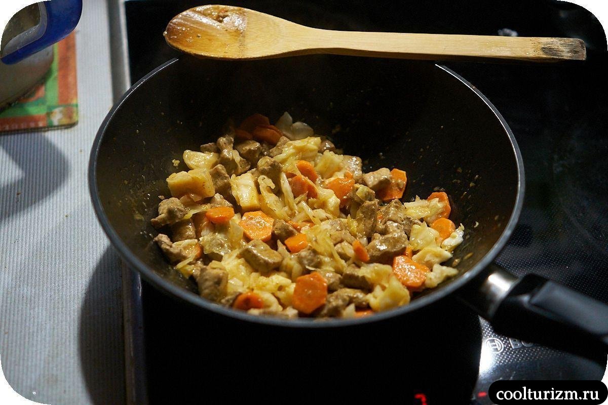 Мясо с морковью в томатном соусе с кимчи