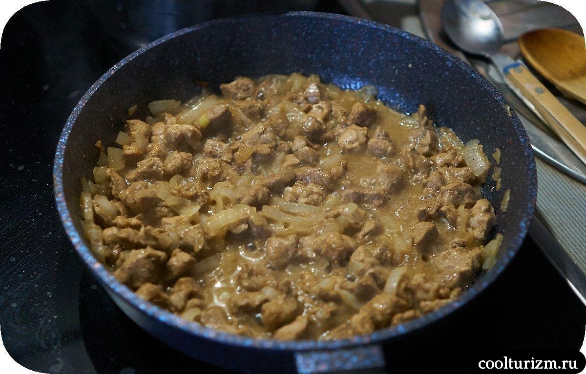 обжарка мяса с репчатым луком на сковороде