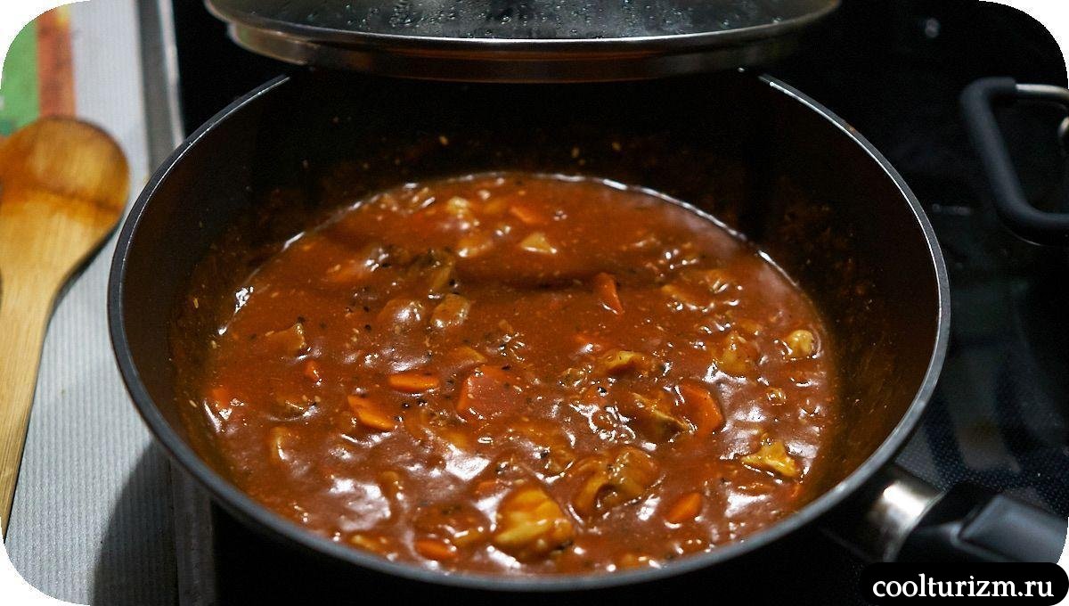 Мясо с морковью в томатном соусе на сковороде