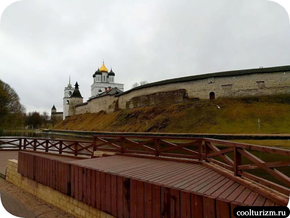 Золотая набережная Псков скамейки