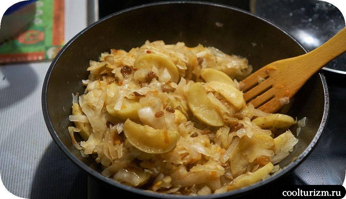 Тушеная капуста с яблоком и изюмом