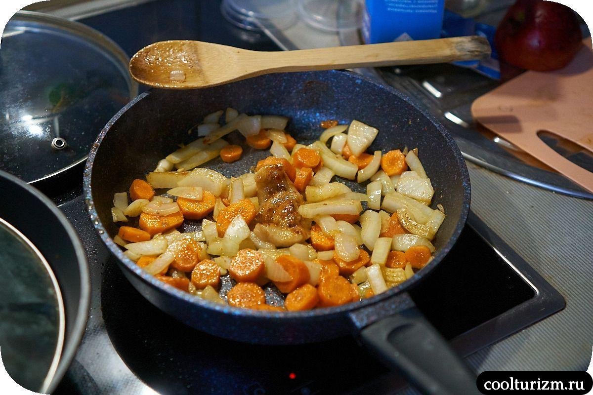 жарка морковки и лука на сковороде