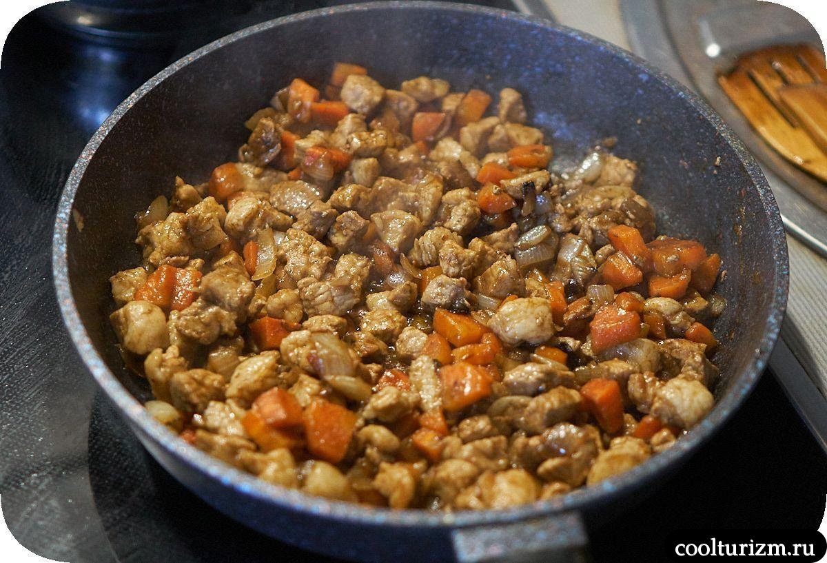 жарка мяса с овощами на сковородке