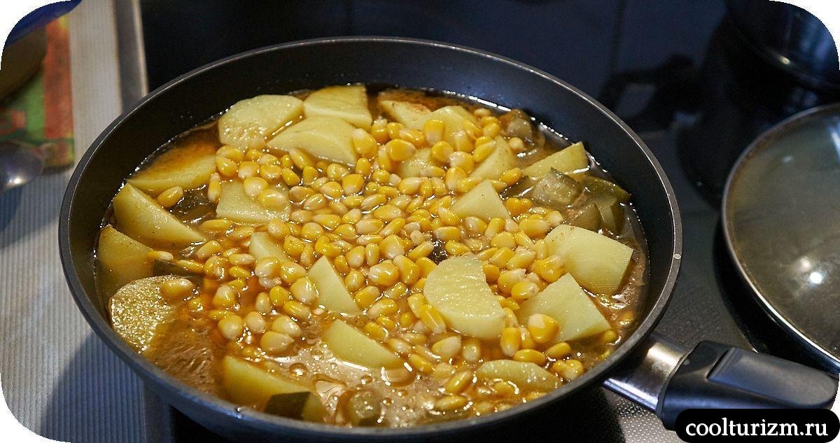 Картошка с мясом и солеными огурцами с кукурузой