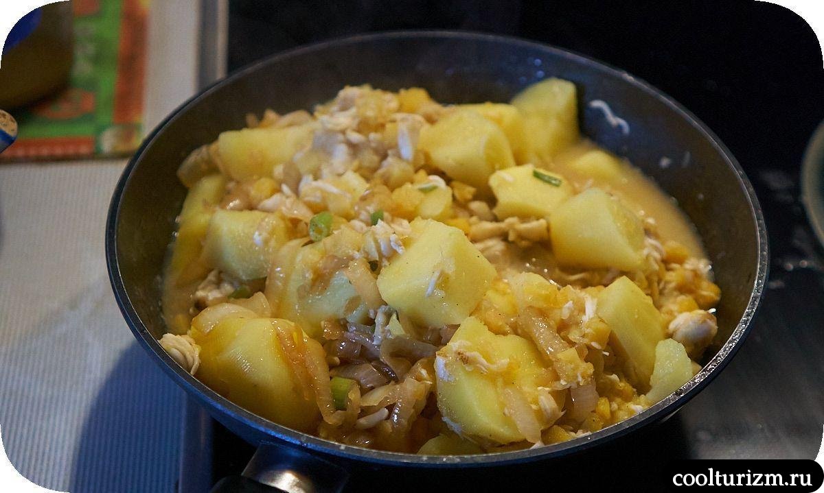Щечки трески с картошкой и тыквой на сковородке