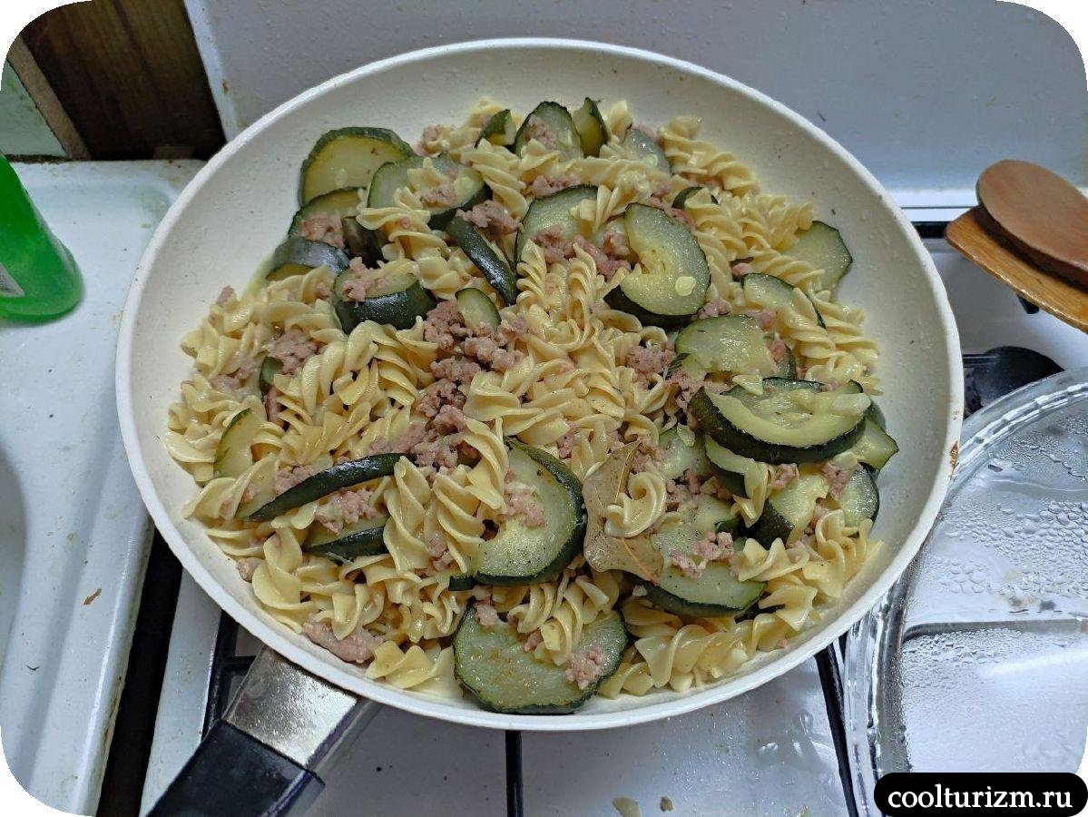 Макароны с кабачками и фаршем на сковороде как готовить