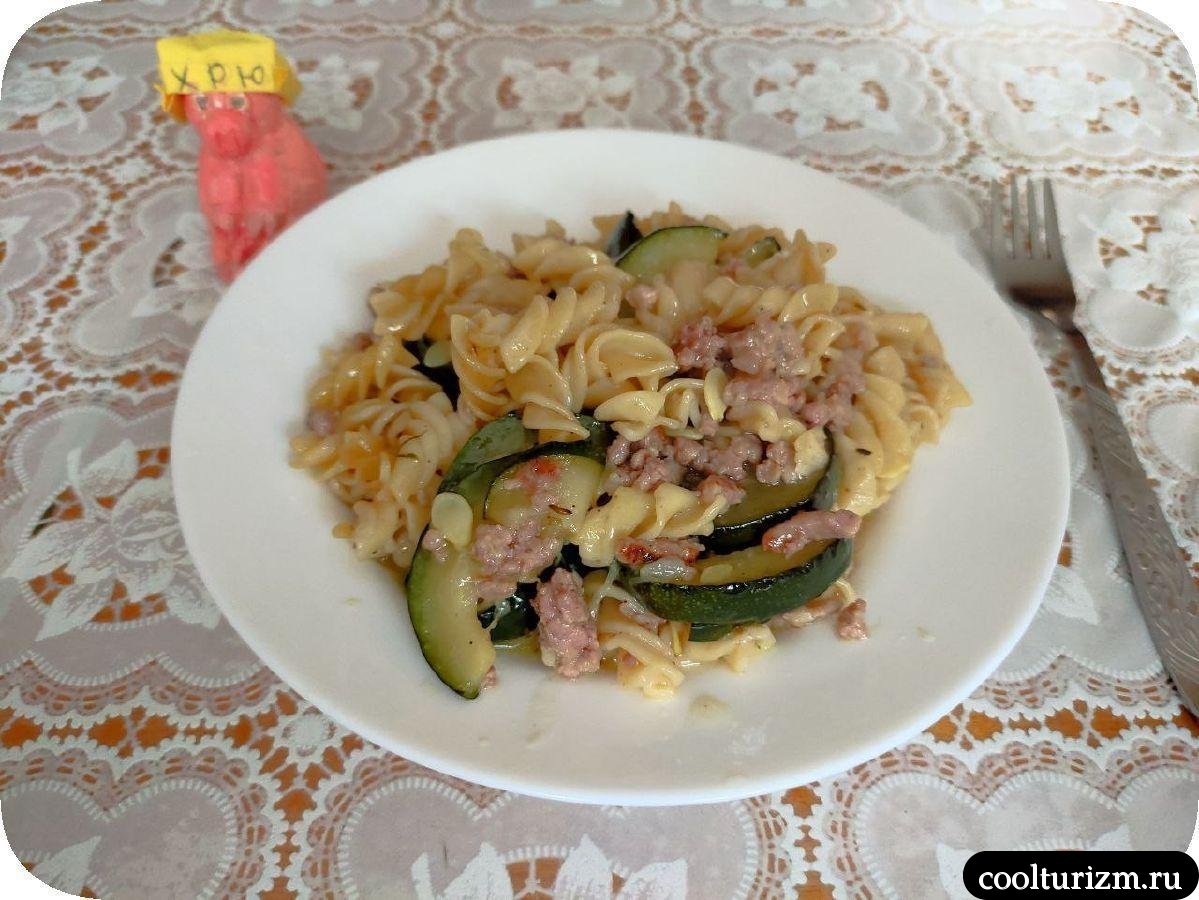 Макароны с кабачками и фаршем на сковороде